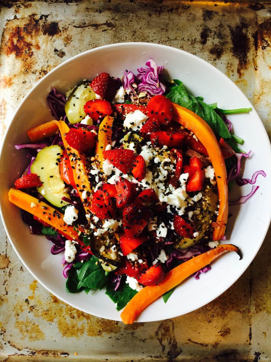 Regenbogen-Spinat-Salat mit Feta und Erdbeeren - MY DAILY GREEN